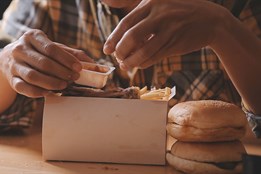 KHS hlásí nárůst zdravotních potíží po jídle, kontrol bude více