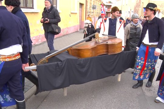 Ve Strážnici pochovali basu a drží čtyřicetidenní smutek