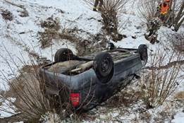 Řidička se dvěma dětmi sjela do koryta potoka. Auto zůstalo zaklíněné koly vzhůru