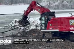 Ostrov povodňového odpadu na Těrlické přehradě museli bagrem zlikvidovat hasiči