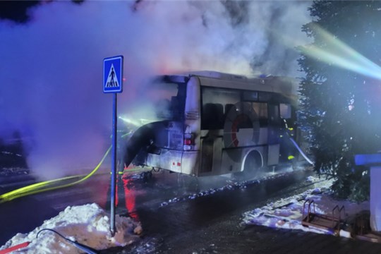 Hořel motor, sedačky a zadní část kabiny. Pět lidí se dostalo ven z hořícího autobusu