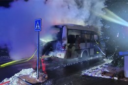 Hořel motor, sedačky a zadní část kabiny. Pět lidí se dostalo ven z hořícího autobusu