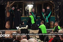 Skok přes kůži je jednou z důležitých hornických tradic