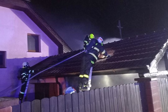 Dva rozsáhlé požáry v kraji: hořelo auto i domy