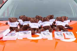 Plyšový medvídek jako první pomoc. Hasiči pomáhají dětem zvládat trauma