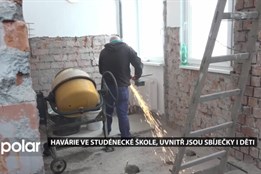 Havárie kanalizačního potrubí ve studénecké škole, uvnitř jsou sbíječky i děti