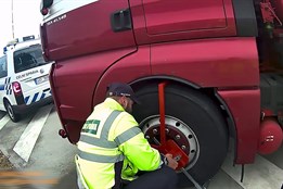 Hrozba zadržení značky funguje: celníci vybírají miliony od dlužníků