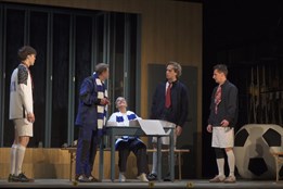 „Kdo neskáče, není Čech“ míří na jeviště v Šumperku. Nová komedie hledá národního hrdinu