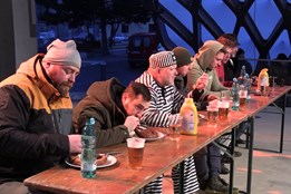 Fašank nabídl celodenní zábavu včetně pojídání metrové klobásy