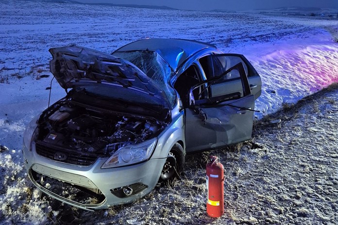 Řidič na Kroměřížsku nezvládl jízdu na zasněžené silnici a skončil s vozidlem v příkopu