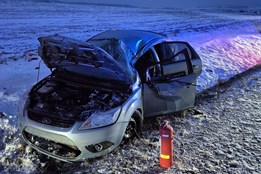 Řidič na Kroměřížsku nezvládl jízdu na zasněžené silnici a skončil s vozidlem v příkopu