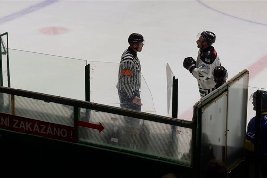 Hokejové derby bylo předčasně ukončeno