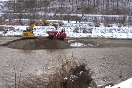 Železný Brod čistí koryto Jizery od štěrkové lavice