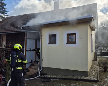 Požár domu ve Valašských Kloboukách: Muž se nadýchal kouře, do akce šly tři jednotky hasičů