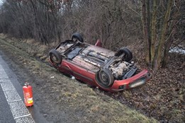 Řidička u Valašského Meziříčí převrátila auto na střechu. Ve voze s ní jelo dítě
