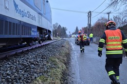V Želechovicích nad Dřevnicí se dnes ráno srazilo auto s vlakem. Nikdo se nezranil 
