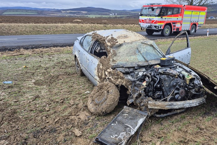 Osobní vozidlo skončilo po nehodě v poli, jeden člověk se zranil