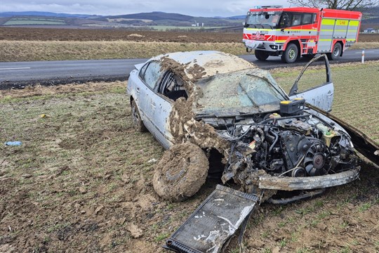 Osobní vozidlo skončilo po nehodě v poli, jeden člověk se zranil