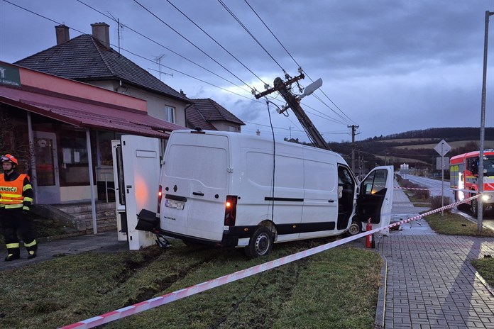 Po srážce s osobním vozidlem dodávka zdemolovala betonový sloup