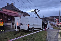 Po srážce s osobním vozidlem dodávka zdemolovala betonový sloup