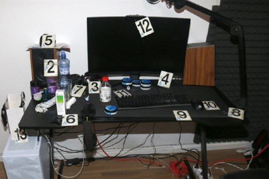 Vydávali se za dívku a žádali muže o nahé fotky. Pak začalo vydírání