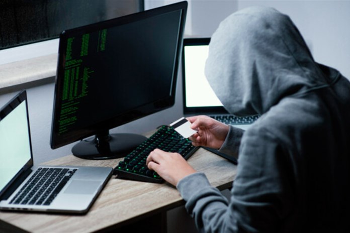 Sliboval nové zákazníky, místo toho firmy podvedl a obral o několik tisíc