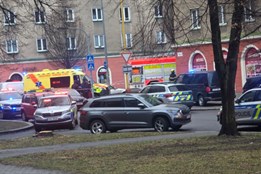 Policisté kvůli nebezpečnému muži uzavřeli ulici v centru Havířova, jeden policista byl zraněn