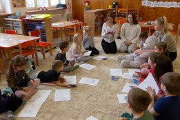 Žačky učily předškoláky finanční gramotnost
