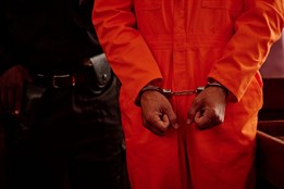 Drogy, ublížení na zdraví a týrání duševně nemocné ženy. Nebezpečnému páru hrozí až deset let za mřížemi