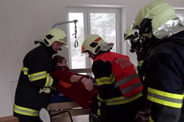 Dobrovolní hasiči si nanečisto vyzkoušeli zásah v novém domově pro seniory v Malenovicích