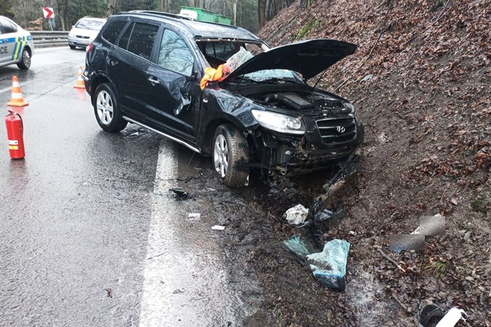 Dramatický kotrmelec u Liptálu: Auto se přetočilo přes střechu, silnice zůstala uzavřená