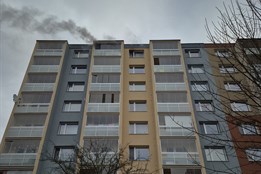 Požár vyhnal obyvatele domu ve Valašském Meziříčí na ulici, kouř bylo vidět už z dálky