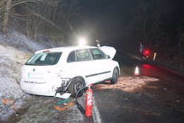 Opilý řidič havaroval na namrzlé silnici, nadýchal přes dvě promile