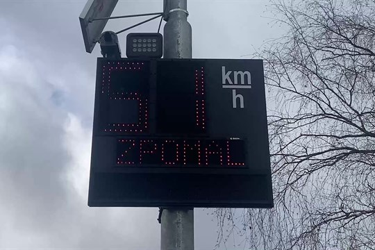 Radar u základní školy v Luhu zaznamenal 50 tisíc překročení rychlosti