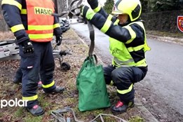 Auto samo sjelo ze svahu. Hasiči museli povolat vyprošťovací vozidlo