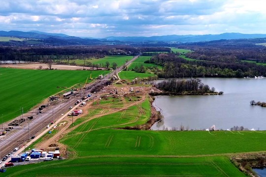 Rok od havárie vlaku s benzenem u Hustopečí nad Bečvou: Monitoring pokračuje, voda zůstává bez kontaminace