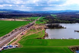 Rok od havárie vlaku s benzenem u Hustopečí nad Bečvou: Monitoring pokračuje, voda zůstává bez kontaminace