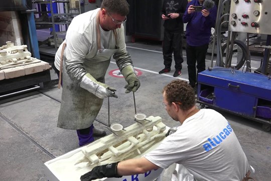 Sochař Otmar Oliva odléval nový relikviář