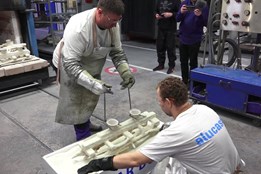 Sochař Otmar Oliva odléval nový relikviář