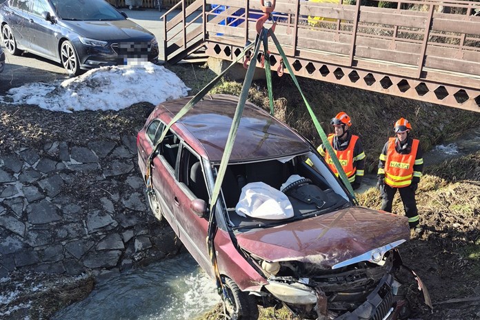 V Prlově skončilo osobní vozidlo v korytě potoka