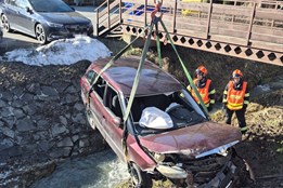 V Prlově skončilo osobní vozidlo v korytě potoka