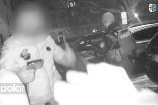 17letý mladík ukradl mobil cizinci, byl dopaden se svými kumpány za několik minut