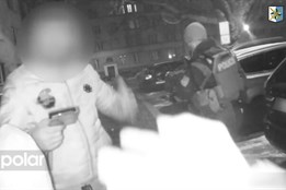 17letý mladík ukradl mobil cizinci, byl dopaden se svými kumpány za několik minut