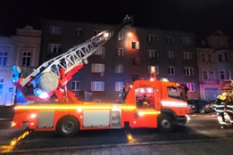 21 evakuovaných při nočním požáru bytu na Opavsku, hořelo v kuchyni