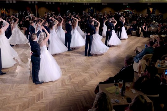 Deváťáci Základní školy UNESCO se představili polonézou