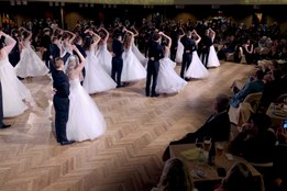 Deváťáci Základní školy UNESCO se představili polonézou