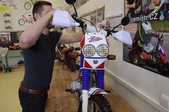 Členové motokroužku postavili nový stroj - enduro Mini Africa 50