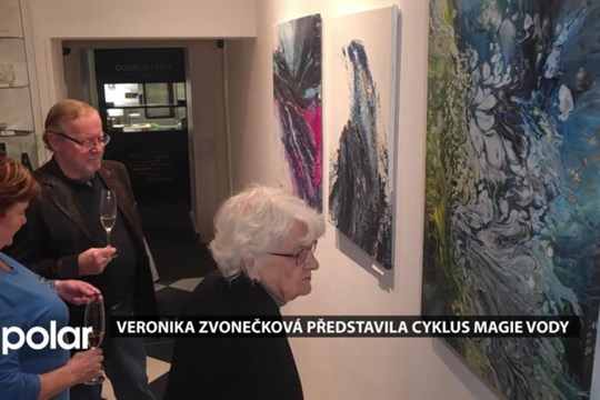 Výtvarnice Veronika Zvonečková představila cyklus Magie vody, čerpá z výtvarné techniky pouring