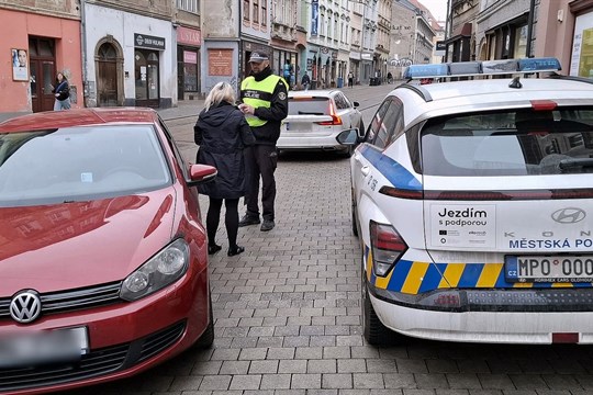 Malá ulice, velký chaos: Denisova v centru Olomouce plná hříšníků