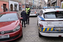 Malá ulice, velký chaos: Denisova v centru Olomouce plná hříšníků
